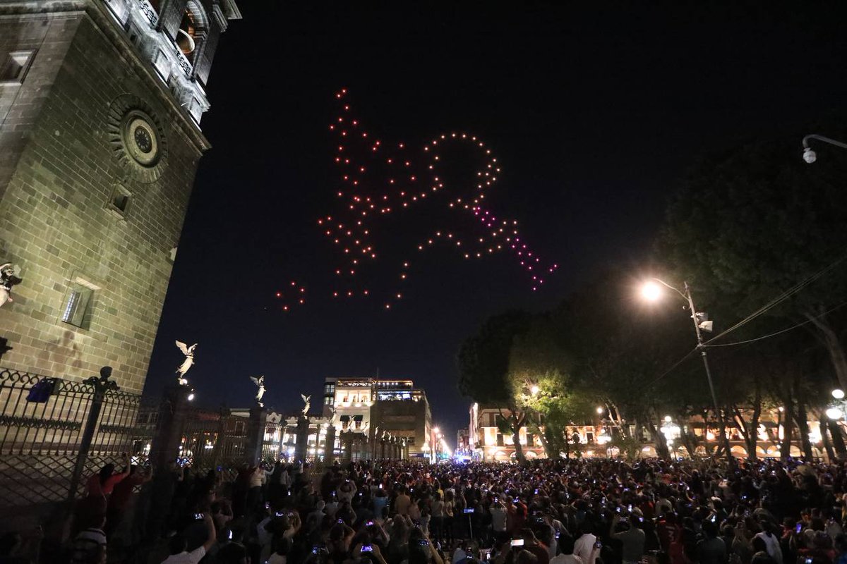 UniversalPuebla's tweet photo. Para celebrar los 493 años de la fundación de #Puebla, la administración municipal preparó un espectáculo de drones para 8 mil personas que se dieron cita en el zócalo de #Puebla. https://t.co/2InKqwgmlQ
