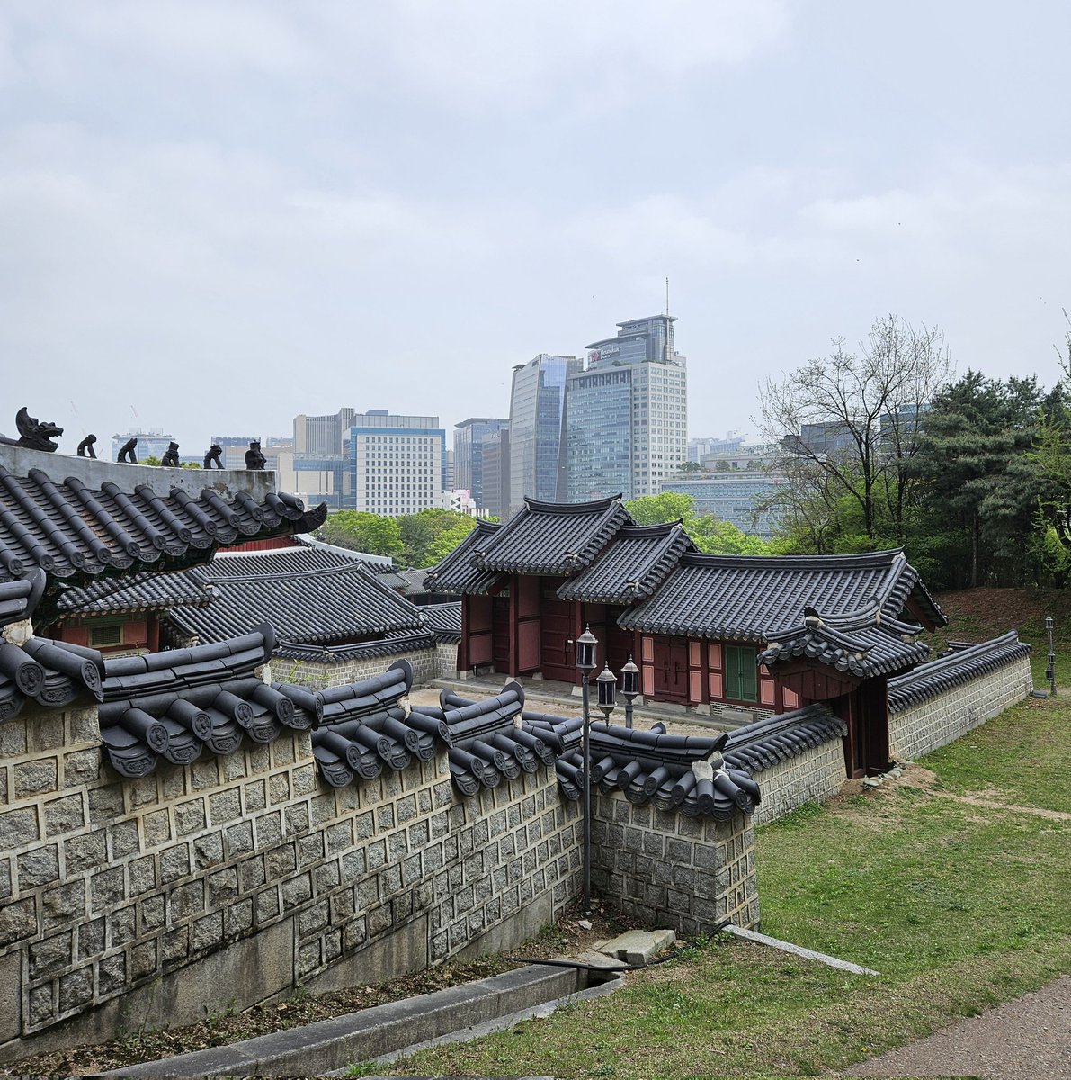 Fra_Frassineti's tweet photo. 📣New lunchtime walks📣
Recently, I have embarked on a new chapter, joining @asaninst. As a Visiting Research Fellow, I will be working on 🇰🇷’s ties with 🇪🇺 &amp; NATO. 
Thrilled to be back in Seoul! Feel free to reach out for a chat over ☕️/김치전/🍻. Looking forward to catching up! https://t.co/5khEgYiwUR
