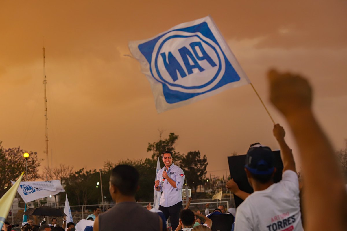 FeliFerMacias's tweet photo. Cerramos el día 2 de campaña en la Unidad Deportiva Cerrito Colorado con mucho apoyo, alegría y señales de triunfo.

Con #OrdenYRumbo, vamos a construir juntos un mejor Querétaro👊🏼 https://t.co/5KkNf5rizY