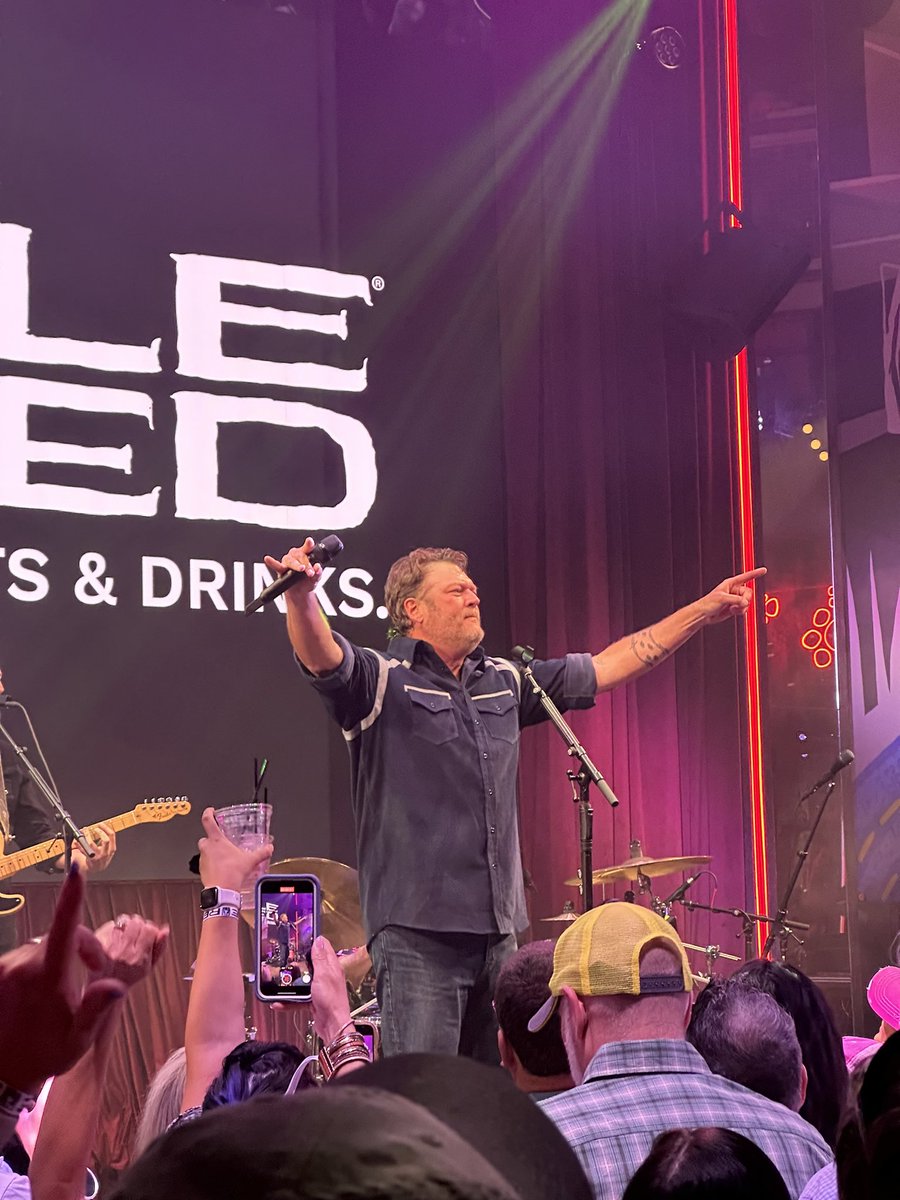 .@blakeshelton is getting the party started at the @OleRed grand opening 📍@HorseshoeVegas