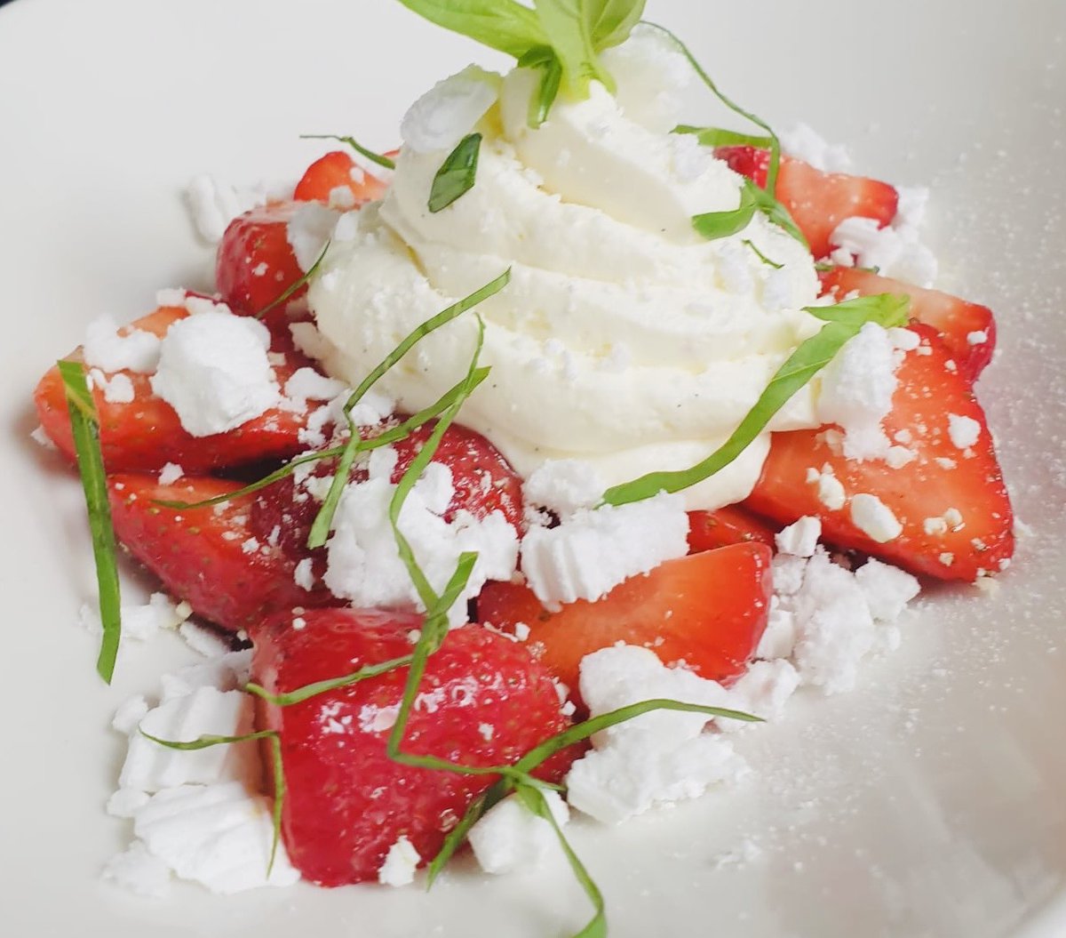 [ #CotedAzurFrance - #restaurantnice ] Les produits de saison sur un nuage de douceurs au pluriel avec le giboulée de fraises à la @PlageBeauRivage Une gourmandise incontournable et de saison! @VisitCotedazur @ExploreNCA