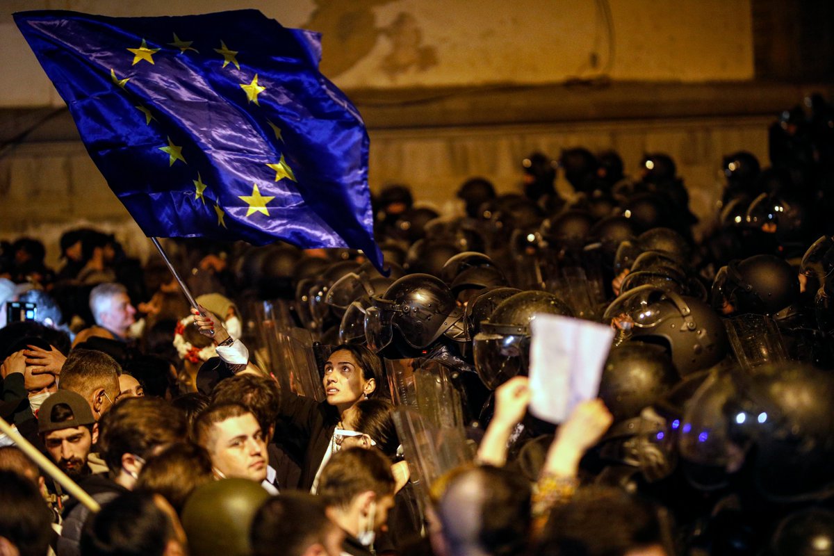 Gruzijā turpinās protesti pret pretrunīgi vērtēto ārvalstu ietekmes likumprojektu, kuru likumdevēji otrdien apstiprināja tālākai apspriešanai. Daudzi uzskata likumprojektu par šķērsli Gruzijas centienos pievienoties Eiropas Savienībai. Foto: EPA/Scanpix