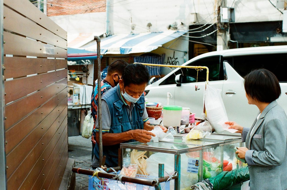 Shot on #Nikon #fm2 #nikkor #kodak #film #bangkok #BelieveInFilm #streets_storytelling #streetphotography #streetsnap #streetphoto #onfilmdiary #analog #analogphotography #底片 #底片攝影 #底片機 #底片生活 #底片写真菲影