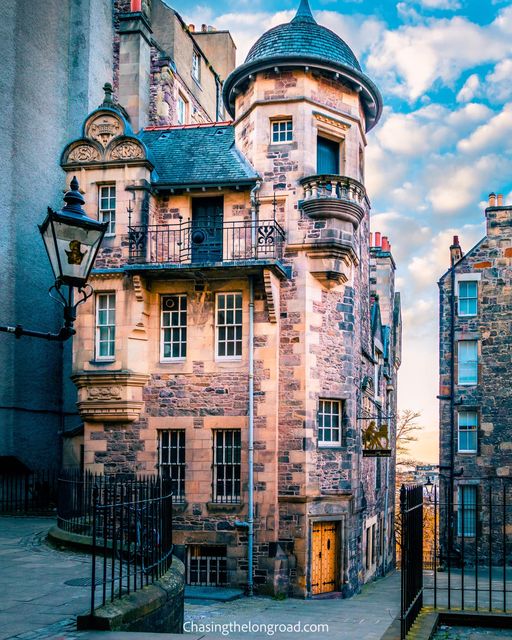 The #WritersMuseum,located on Lady Stairs Close off the iconic Royal Mile in #Edinburgh
📷IG-ChasingtheLongRoad
#ScotlandIsCalling #ThisIsEdinburgh #Scotland #ScottishBanner #Alba #TheBanner #LoveEdinburgh #LoveScotland #BestWeeCountry #ScotSpirit #AmazingScotland #VisitEdinburgh