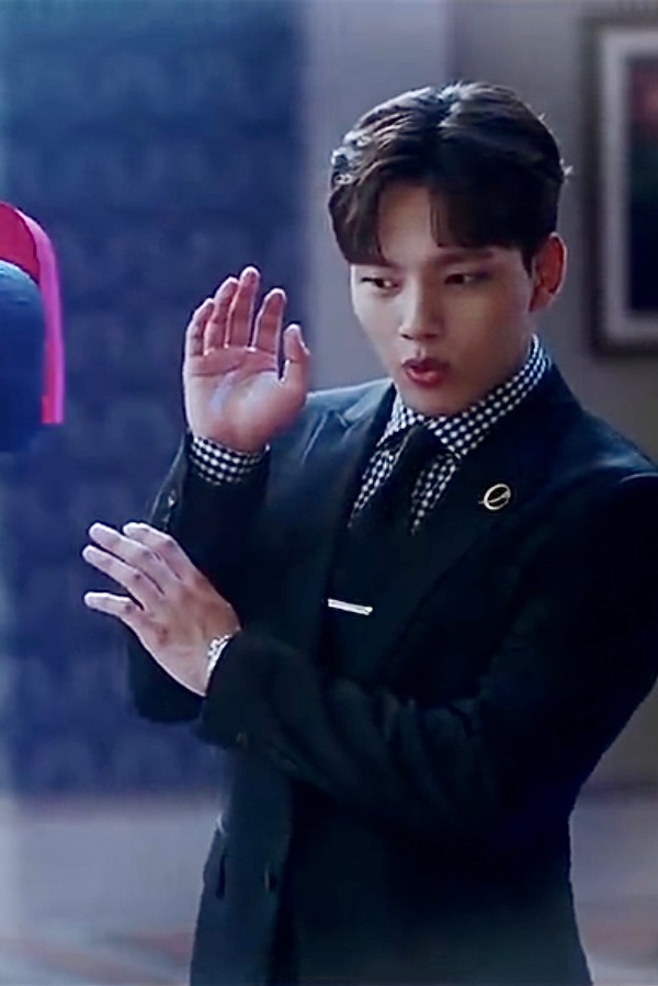 Koo Chan-Sung - the very picture of a refined & dignified hotelier 😃 occasionally goofy but always getting stuff done! 

Our one-of-a-kind
#YeoJingoo #여진구 ♥️ 
2019 #HoteldelLuna #호텔델루나