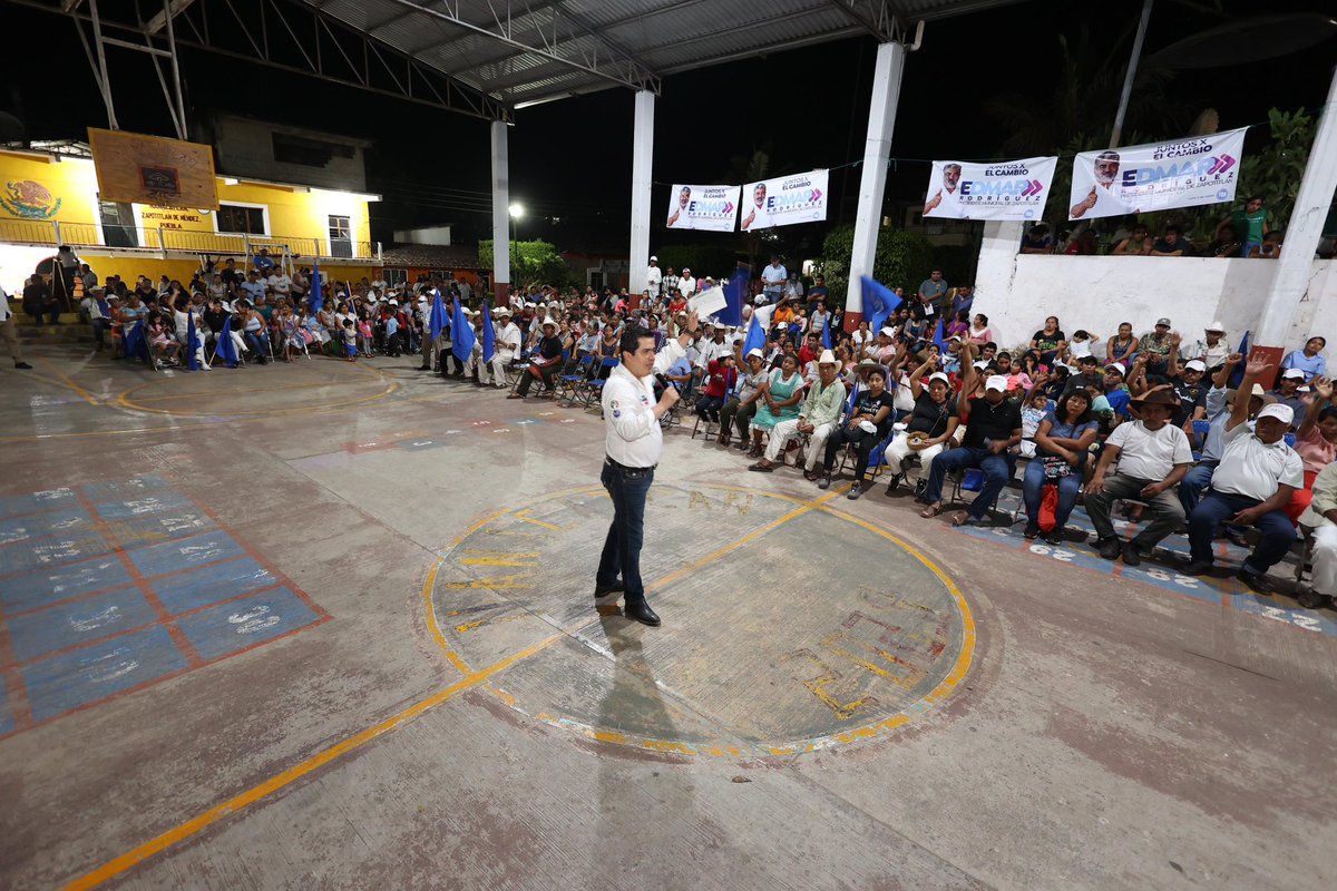 🌌Aunque la noche avance, nuestra determinación y compromiso con #ZapotitlánDeMéndez nunca se apaga. Junto al candidato a presidente municipal, Edmar Rodriguez, nos reunimos en la comunidad de📍#Nanacatlán, para pedir su apoyo en las urnas el próximo 2 de junio, ¡vamos a ganar!…