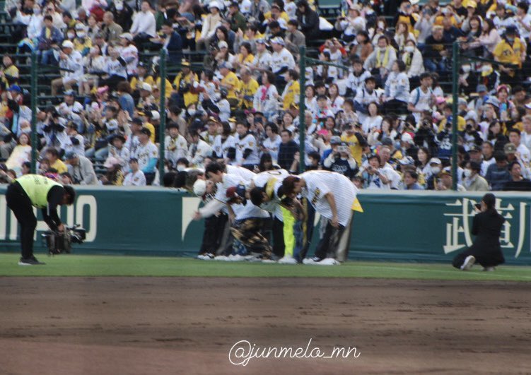 junmelo__mn's tweet photo. 240416　阪神甲子園球場 
ファーストピッチセレモニー⚾️👏🏻✨

入場時甲子園に一礼するJO1⟡
(ちょっとフライング気味の拓実かわいー💞)

#JO1 @official_jo1 
#Test_Drive #大平祥生 #川尻蓮 #川西拓実
#木全翔也 #金城碧海 #河野純喜
#佐藤景瑚 #白岩瑠姫 #鶴房汐恩
#豆原一成 #與那城奨 #JO1甲子園 https://t.co/BIwK0vWjQT