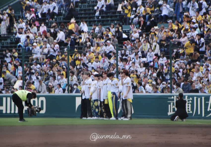 junmelo__mn's tweet photo. 240416　阪神甲子園球場 
ファーストピッチセレモニー⚾️👏🏻✨

入場時甲子園に一礼するJO1⟡
(ちょっとフライング気味の拓実かわいー💞)

#JO1 @official_jo1 
#Test_Drive #大平祥生 #川尻蓮 #川西拓実
#木全翔也 #金城碧海 #河野純喜
#佐藤景瑚 #白岩瑠姫 #鶴房汐恩
#豆原一成 #與那城奨 #JO1甲子園 https://t.co/BIwK0vWjQT