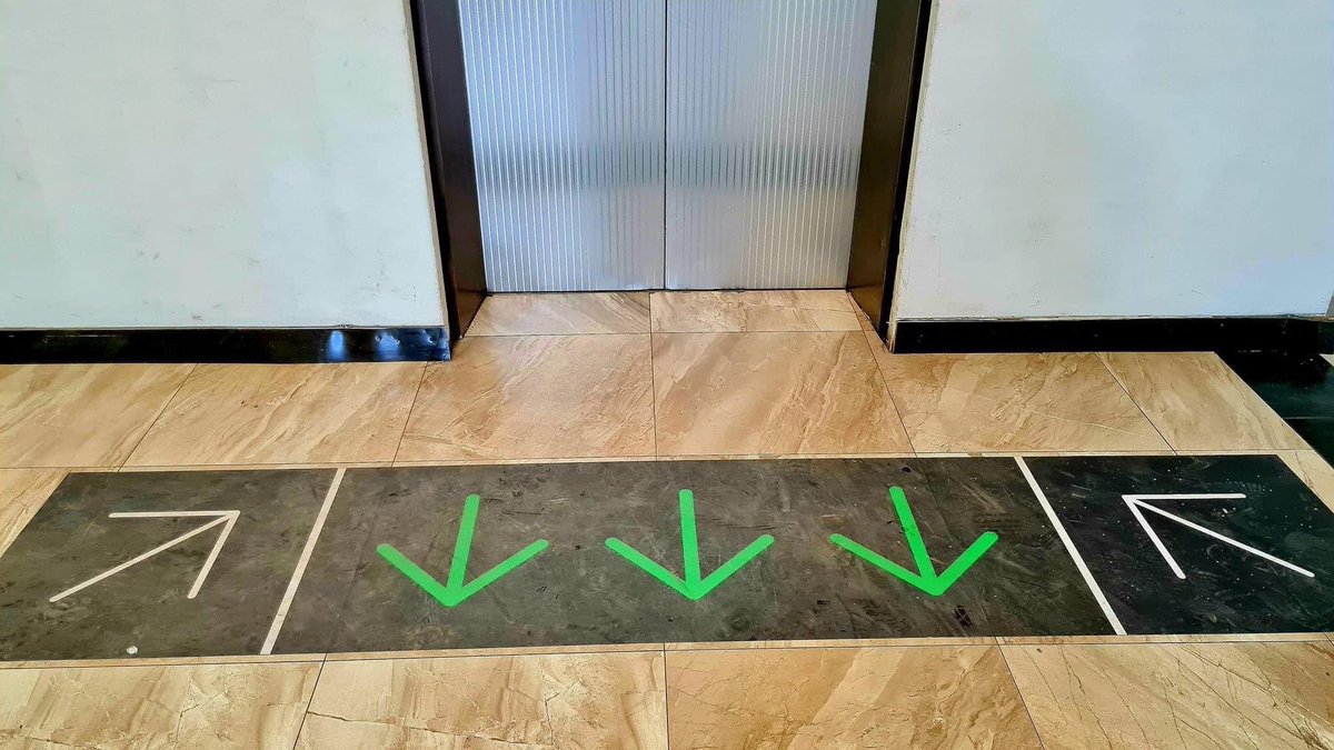 Хөөе золигнууд минь энэ бол лифтний энгийн дүрэм . эхлээд лифтэн дотор байгаа хүмүүсээ гаргачихаад орно Okeй. Бас эхлэж ирсэн дараалал гэж юм байдаг.
