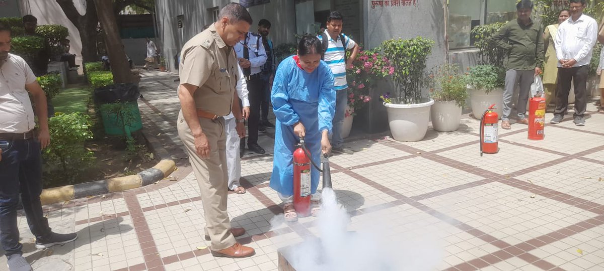 #NDMC Fire Department to check it’s preparedness to meet any eventuality  carried out a mock drill & demonstration at Palika Maternity Hospital, Lodhi Road during #FireServiceWeek -  14th to 20th April 2024.

#SmartCity