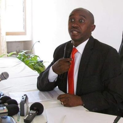 Bravo à @minanijeremie pour avoir dissipé les rumeurs infondées -sur la distribution de machettes au #Burundi -par l'ancien journaliste @rugbob78, désormais propagandiste à gage. Un exemple que tous les politiciens devraient suivre. @Ikiriho @bbcgahuza