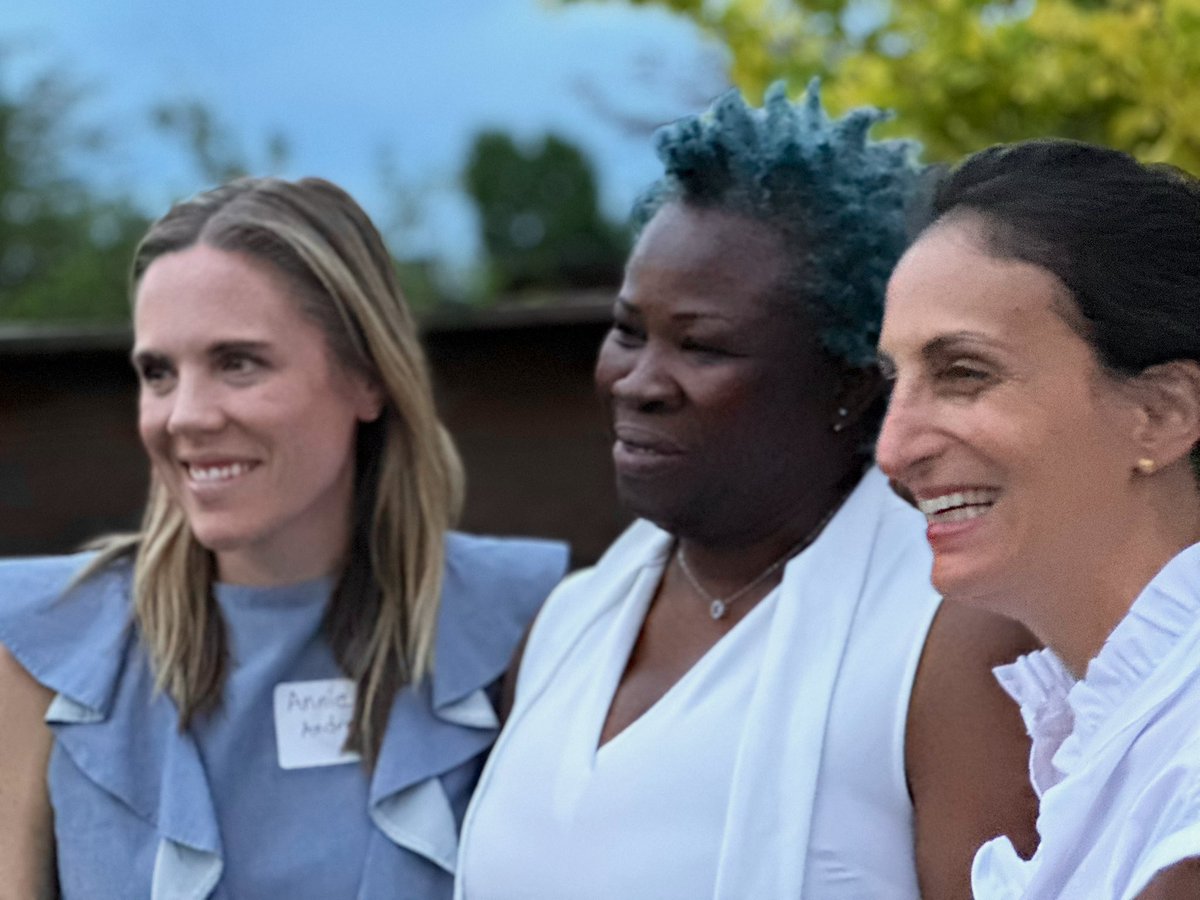 Had a wonderful time with these powerful women tonight. My heart is full, & I am more confident than ever of our power & determination to stand up for kids. Please donate to @Their__Future PAC. @AnnieAndrewsMD Donate to @Natrixdreammom and @MaryamForTN. We need them all.