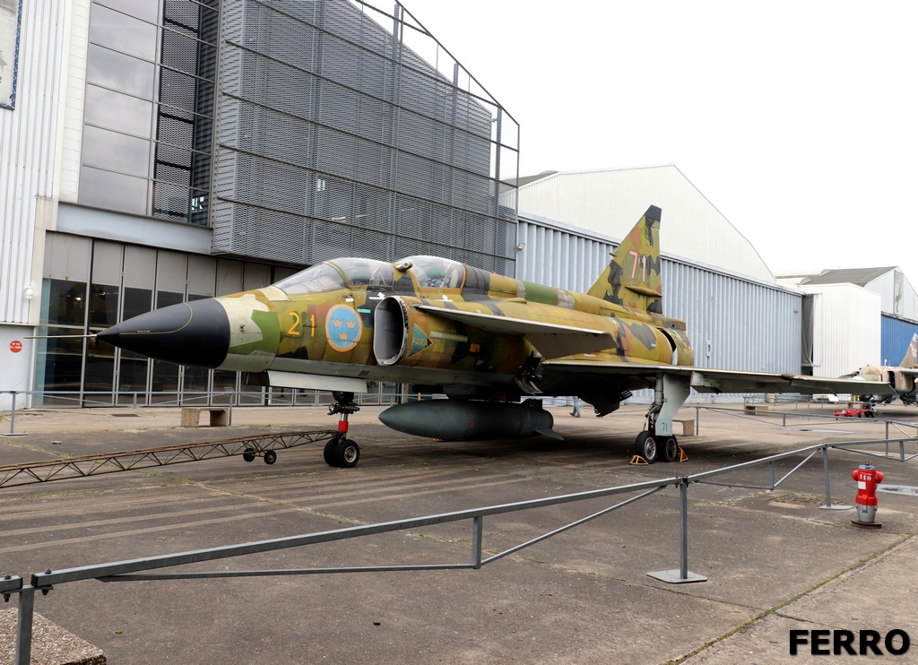 Ex Swedish AF aircraft at the Musee De L'Air et de L'Espace in Paris #AvGeek #avgeeks #aviation #planespotting #aviationdaily #aviationphotography ✈️SAAB J35A Draken - 35069 / 16-36 ✈️SAAB Sk37e Viggen - 37808 / 21-71