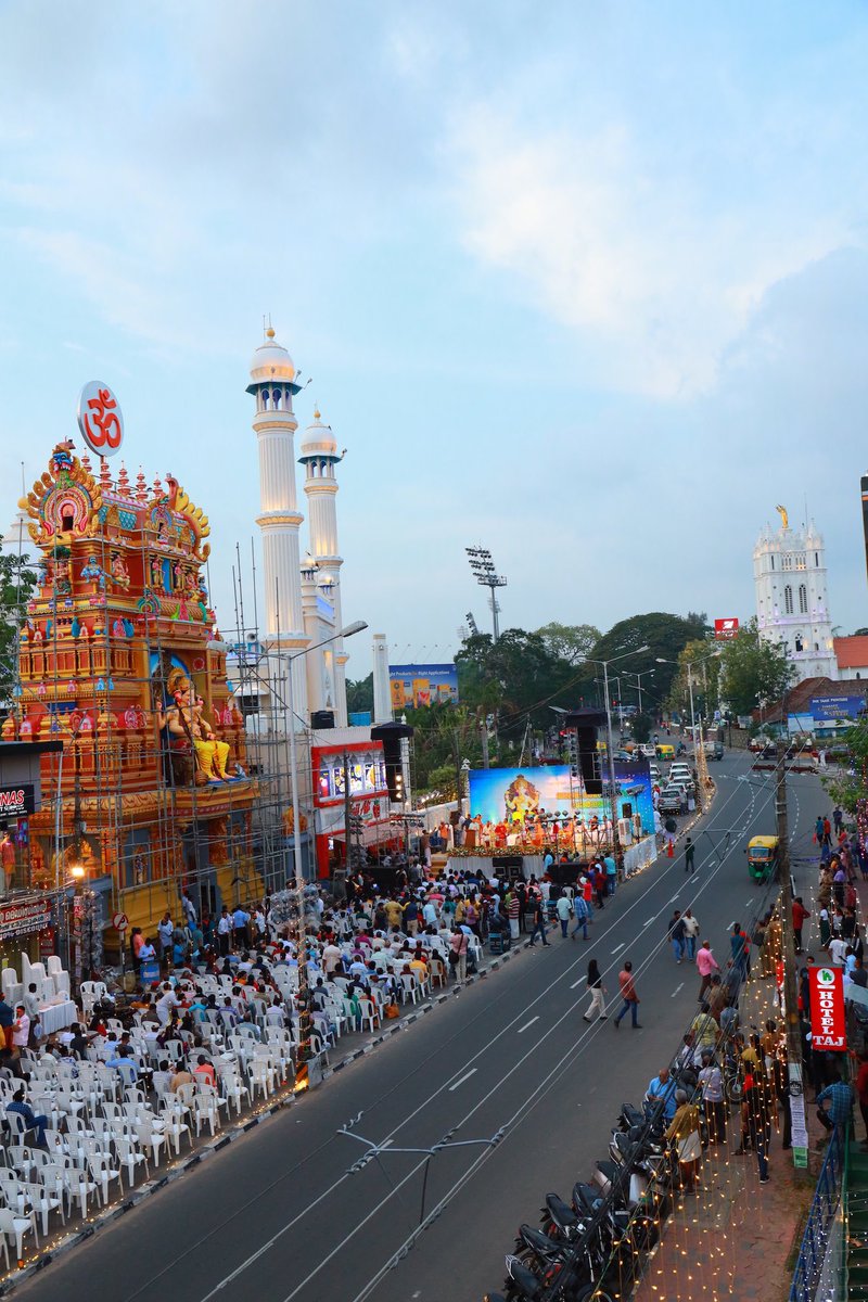 A true example of Religious Harmony. ❤️

മതം ഏതായാലും മനുഷ്യൻ നന്നായാൽ മതി

Whatever be the religion, the human  should be good.