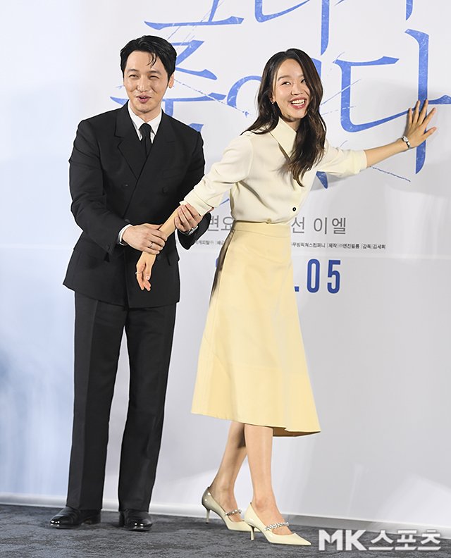 #ShinHaeSun and #ByunYoHan oozing with chemistry at #Following press presentation this morning. 🔥

#그녀가죽었다 #ShesDead
 #신혜선 #申惠善 #ชินฮเยซอน #シン・ヘソン