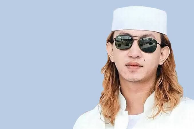 'MIMPI ketemu BAHAR' beberapa malam yg lalu saya MIMPI KETEMU BAHAR, dia nawarin ROKOK ke saya. dia bilang 'gus, antum COBAIN nih ROKOK buatan ANA' Saya jawab 'WEGAH ORA SUDI' OTOMATIS saya kaget dan BANGUN dihati bilang'BAJIGUR' di MIMPI saja BAHAR masih NDAWIR JUALAN ROKOK