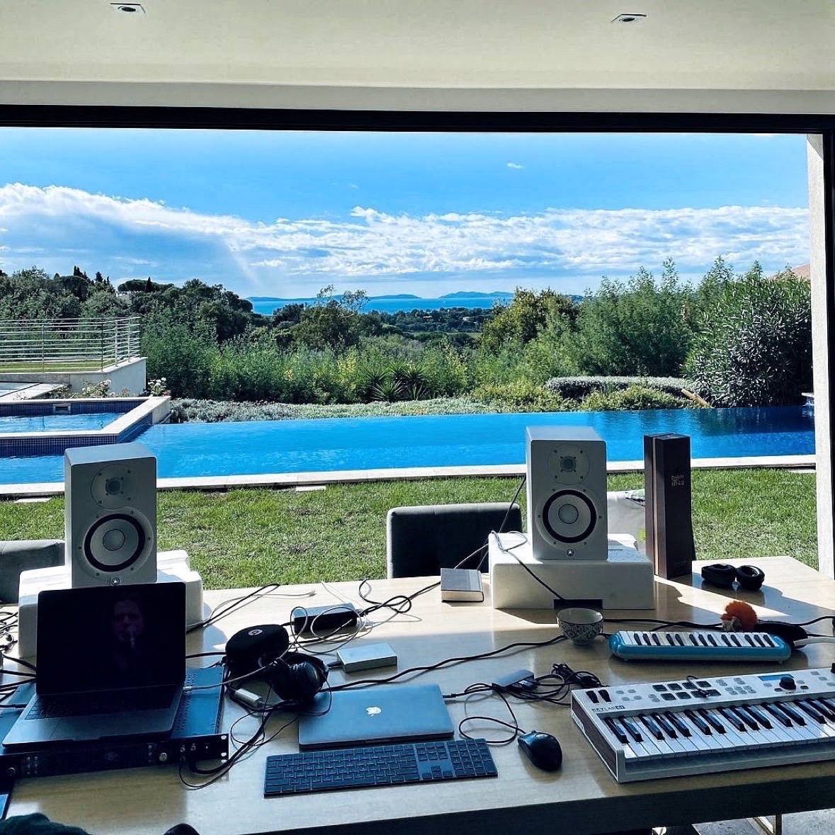 Music with a view 🌊 📸: instagr.am/keavanx instagr.am/beigenostalgia #universalaudio #uaapollo #musicproducer #audioengineer