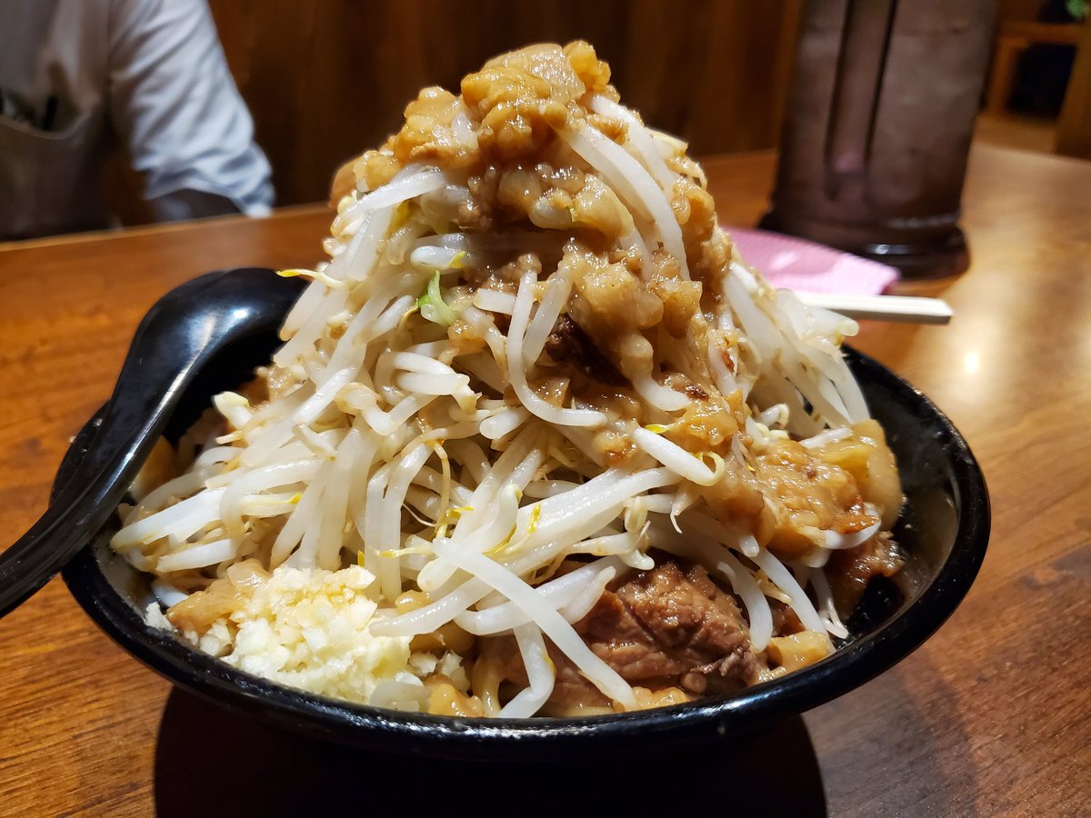 hououmal's tweet photo. 3ヶ月ぶりのジャンクス

最近は並びが凄くて敬遠してたけど
改めて自分のホームはこの店だと感じられた一杯でした🍜

スープも豚も美味しいけど
やはり麺が圧倒的に美味いんですよ

並びの少ない日にまた来ます😋

#宇都宮
#ラーメン
#汁なし
#大盛り
#ヤサイ増し https://t.co/p5oQtisUoV