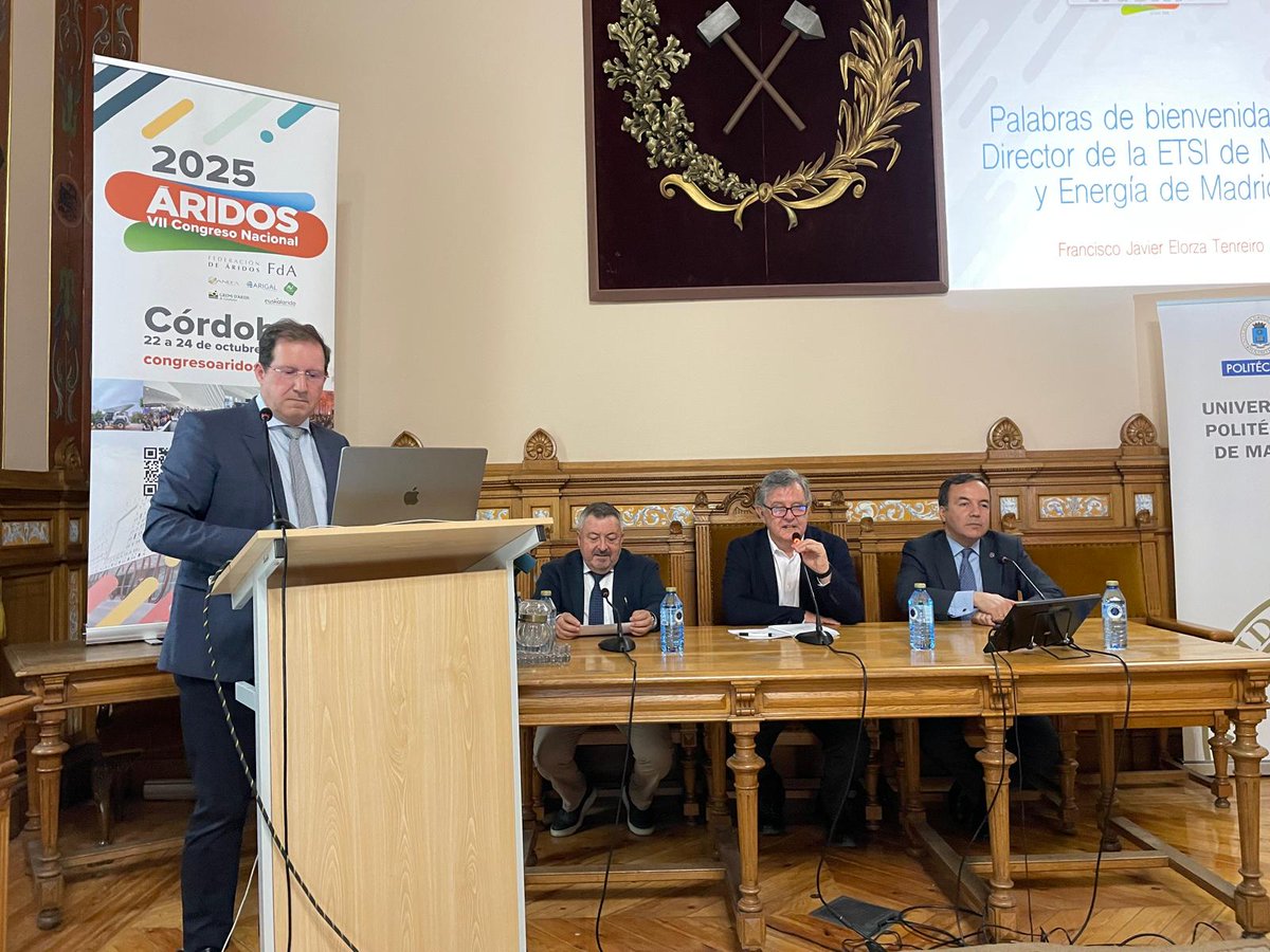 ArivalCV's tweet photo. Este acto representa el inicio del ciclo de trabajo formal de este evento, y durante el mismo se debatirán aspectos de organización, contenidos científicos y la estrategia de comunicación de cara al Congreso.
@FdAridos @ANEFAridos @minasenergiaupm
#ArivalRSC #CongresoÁridos https://t.co/4iwdRL7mzq