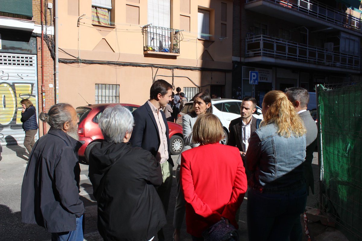 El 80% de jóvenes madrileños no pueden emanciparse. ¿Qué solución les dan Ayuso y Almeida? Ninguna. Hoy lo vimos en Vallecas, con suelo público que NO se destina a vivienda pública. Frente a su falta de sensibilidad y gestión, propuestas: aplicar la Ley de Vivienda de🇪🇸 y…