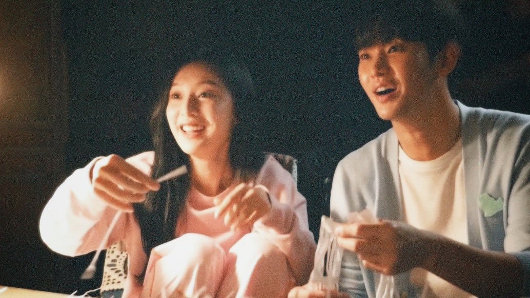 infodrakor_id's tweet photo. #QueenOfTears letak romcomnya dimana? 

Di behind the scene nya kak 🙏🏻🤡

cr: nurbadrin https://t.co/4pXD3ME1wc