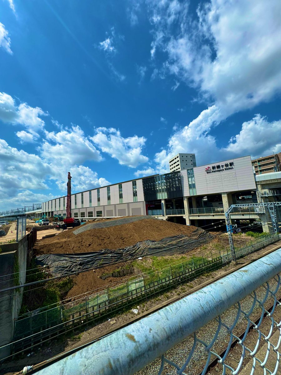 ichtoku7's tweet photo. 初夏の陽気の本日の新鎌ケ谷駅前です
何かができそう
3路線も乗り込んでる駅なので活気ある駅前になるといいですね
ちゃんと街づくりしてね
#大好きなこの街鎌ケ谷です
#鎌ケ谷市 https://t.co/Qc5p1pBnVn