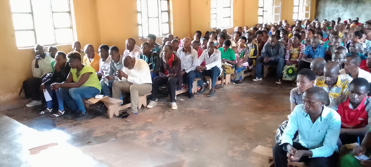 RONGI_Sector's tweet photo. 🔴BIRI KUBA: Umuyobozi w'Akarere ka @Muhanga wungirije ushinzwe ubukungu Bwana @Bizimana  arimo kuganira n'abayobozi munzego z'ibanze  ndetse no kubakangurira  kubwira abaturage guhinga ibisambu bidahinze hagamijwe kurandura inzara burundu.
@Muhangadis 
@RwandaSouth https://t.co/dSzmRZtYJ0
