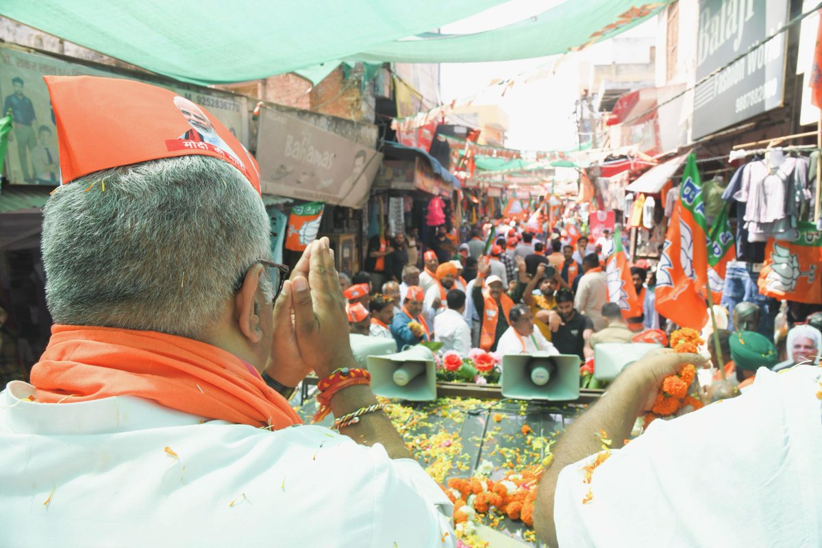 byadavbjp's tweet photo. किशनगढ़बास में भी उमड़ा जनसैलाब। 

उत्तर प्रदेश के पूर्व मुख्यमंत्री श्री @jagdambikapalmp जी का मेरे समर्थन में साथ आने के लिए सहृदय आभार। https://t.co/4G274fPbQ5