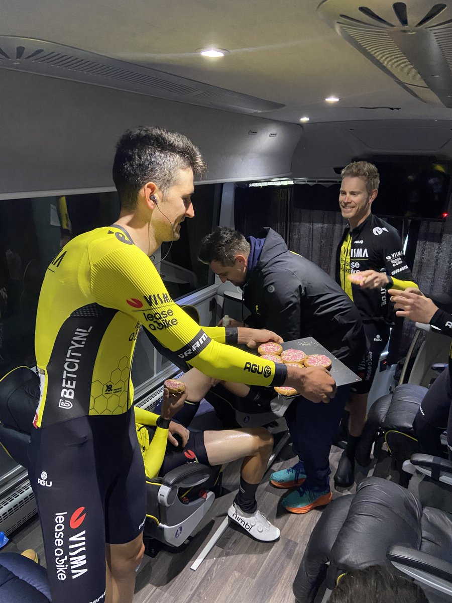 🇧🇪  #FlecheWallonne

Happy faces at our pre-race babyshower. 😉🧁