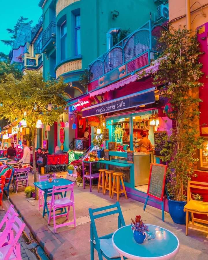 Colorful İstanbul streets ... 💖 📸 : mstfatyfn
