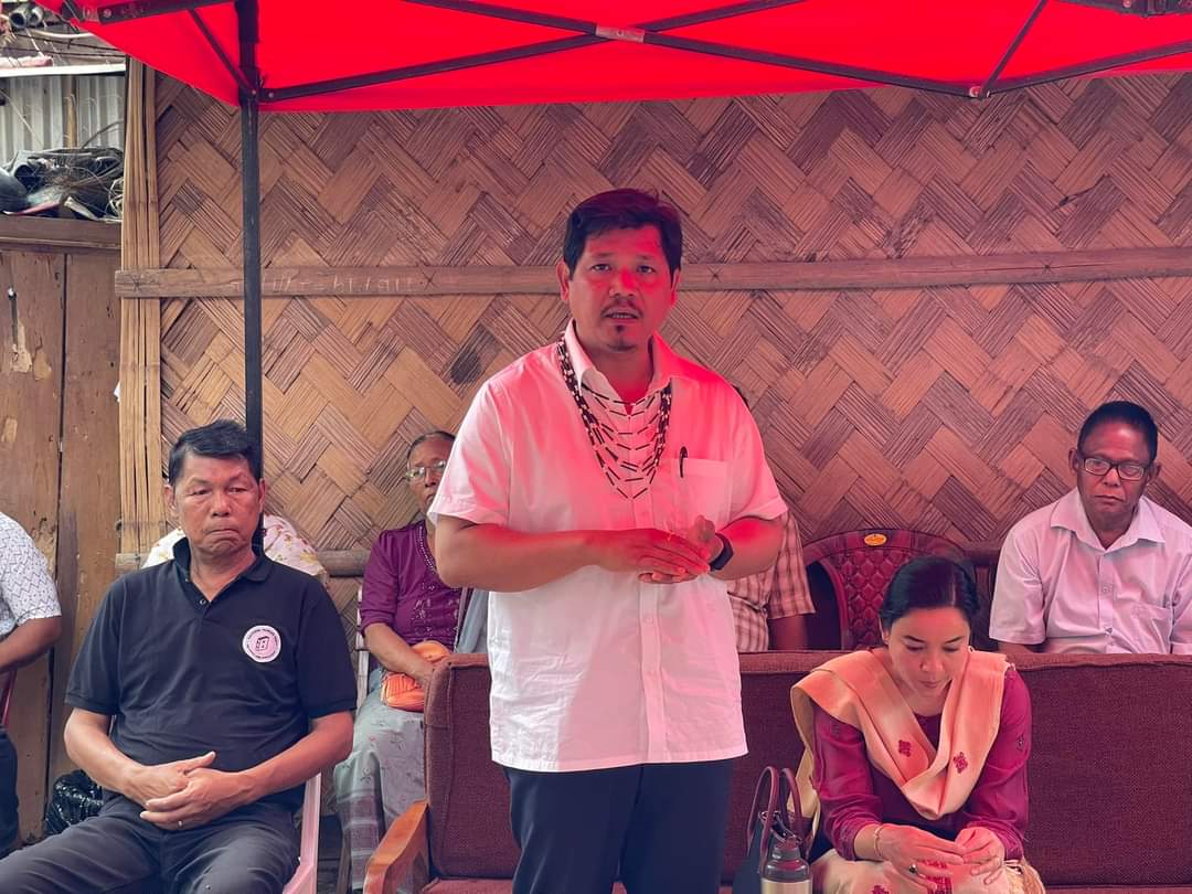 MLwithConrad's tweet photo. Our HCM, Shri. @SangmaConrad, is warmly engaging with the community of Akonggre in South Tura, urging them to lend their support to the NPP MP candidate, his sister, Smt. Agatha Sangma, in the upcoming elections.
#meghalayawithconrad #meghalaya #Garo #voteforNPP #voteforagatha https://t.co/SMXMDlpk3p