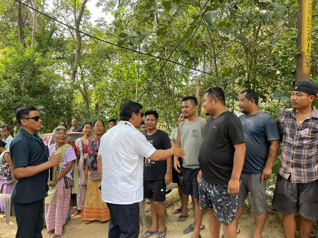 MLwithConrad's tweet photo. Our HCM, Shri. @SangmaConrad, is warmly engaging with the community of Akonggre in South Tura, urging them to lend their support to the NPP MP candidate, his sister, Smt. Agatha Sangma, in the upcoming elections.
#meghalayawithconrad #meghalaya #Garo #voteforNPP #voteforagatha https://t.co/SMXMDlpk3p