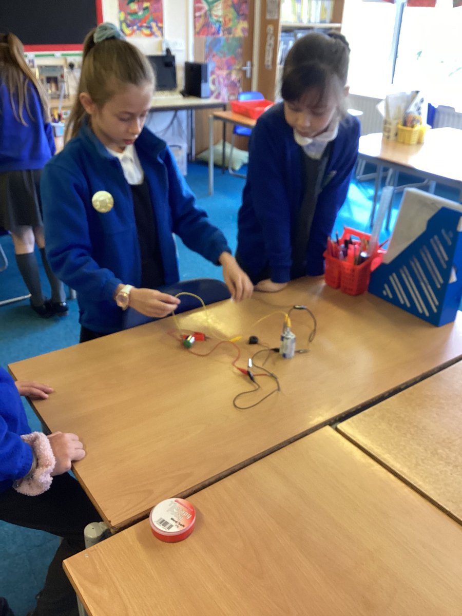 BPSYearFour's tweet image. Year 4 have been exploring electricity today. We then explained to other children what we found out.