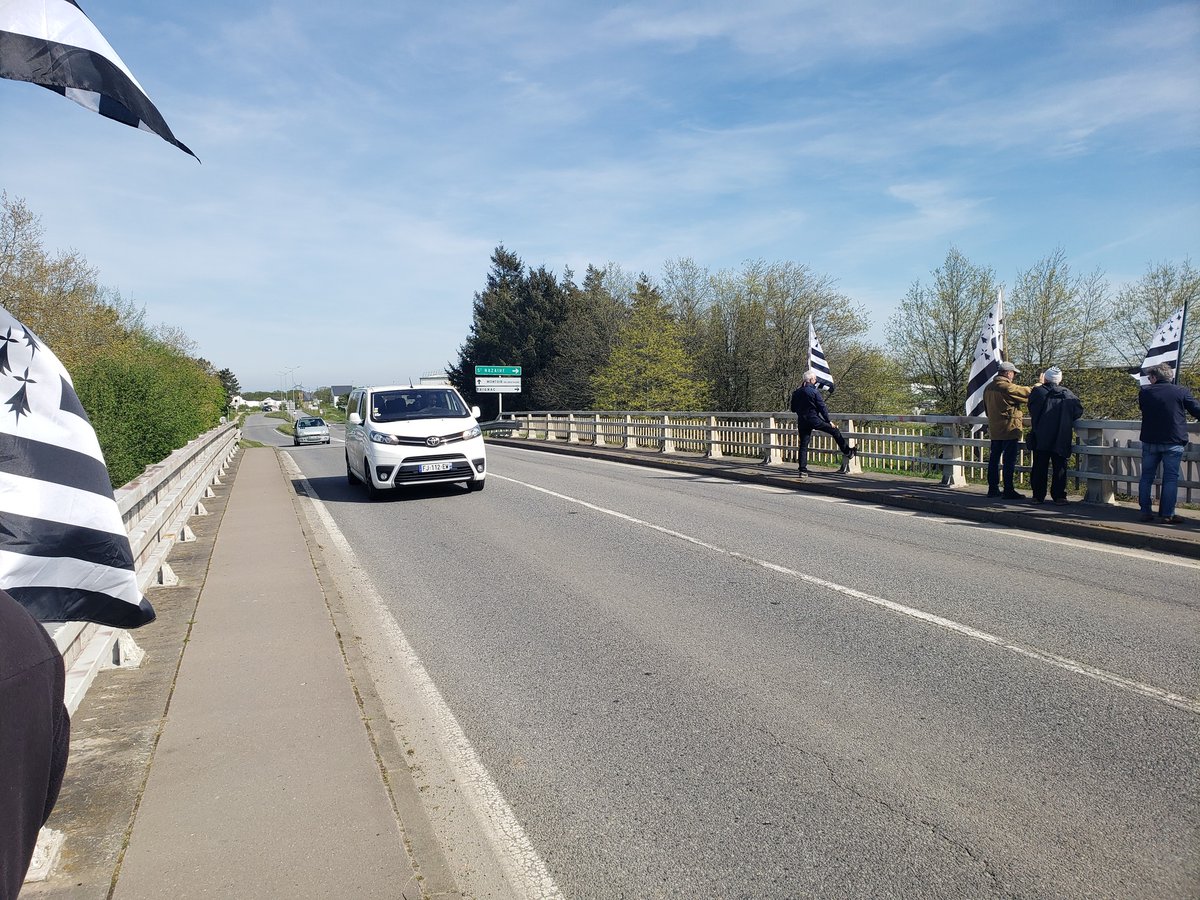 Bravo au comité local Guérande de Bretagne Réunie de rappeler chaque mois aux automobilistes que la Loire-Atlantique est bretonne. (Sur un pont à Montoir-de-Bretagne)
#44BZH