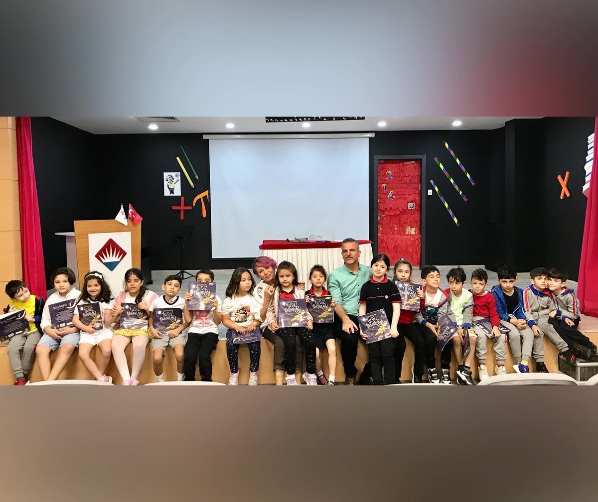 BKDiyarbakir's tweet photo. 📚Yazar Buluşmalarımızda bu hafta birinci sınıf öğrencilerimiz büyük bir keyifle okudukları Yıldız Kaydırağı kitabının yazarı Çiğdem Gündeş ile buluştu. ✨

❤️💙
#bahçeşehirkoleji #bkdiyarbakır https://t.co/OxYzIzDYbD