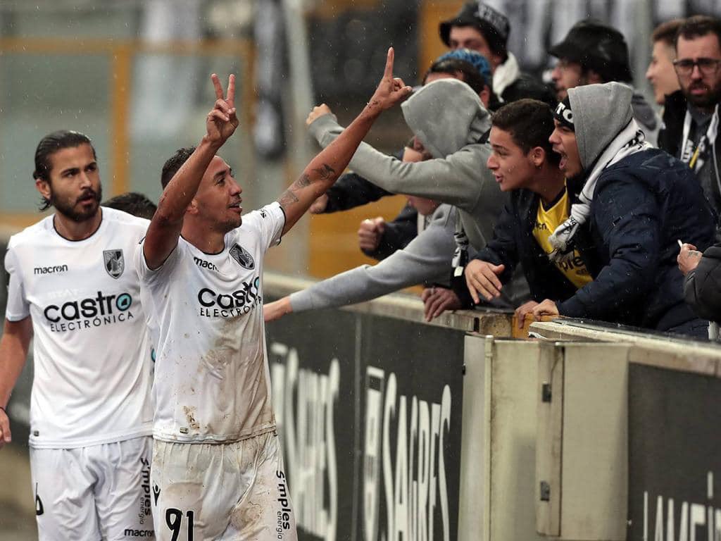 Ah…esses dias…

Nunca escondi minha paixão pelo Vitória. Já disse mais que uma vez que foi em Guimarães que me senti jogador de verdade. Também já disse que todos deviam ter a oportunidade de um dia jogar apaixonados. É diferente e não tem explicação.