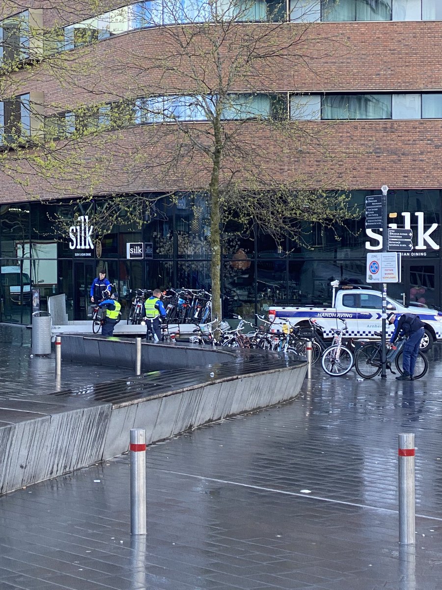 BBdewittemolen's tweet photo. Eigenwijze figuren die hun #fiets toch even lekker willen #parkeren op het #stationsplein van #Arnhem. Er staat duidelijk op de borden dat men hier GEEN fietsen mag/moet stallen en dat ze anders weg worden gehaald…

Dat is men dus NU aan het doen. https://t.co/7MsYKE7u0T