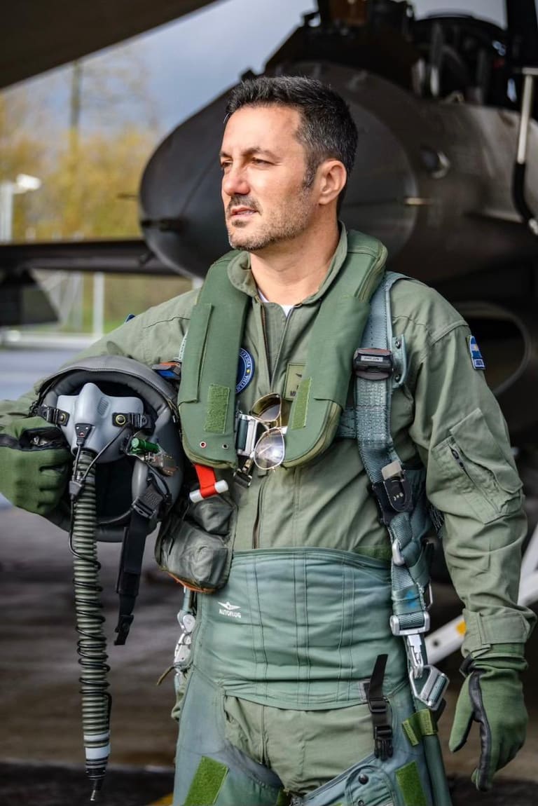 Flipando con que el Ministro de defensa argentino se haya ido a Suecia a comprar unos F-14 de segunda mano, se haya disfrazado de Tom Cruise en "Top Gun" y haya hecho creer a todo cristo que ha pilotado un caza sin tener ni idea de pilotar. :)