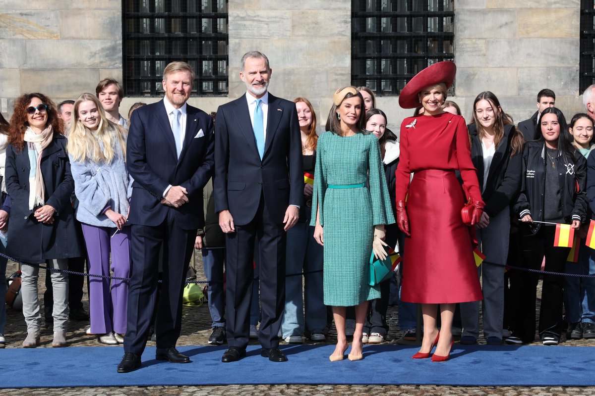 🇳🇱 Ceremonia oficial de bienvenida a los Reyes por parte del Rey Guillermo y la Reina Máxima de los Países Bajos en la Plaza Dam, junto al Palacio Real de Ámsterdam. ➡️casareal.es/ES/Actividades…