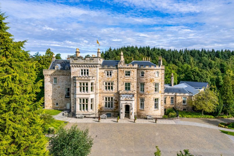 Crossbasket Castle, a luxury hotel on the outskirts of #Glasgow, is set to create 50 new jobs in the hospitality industry, following a major £15m investment. Premier #Hospitality #News premierconstructionnews.com/2024/04/17/15m…