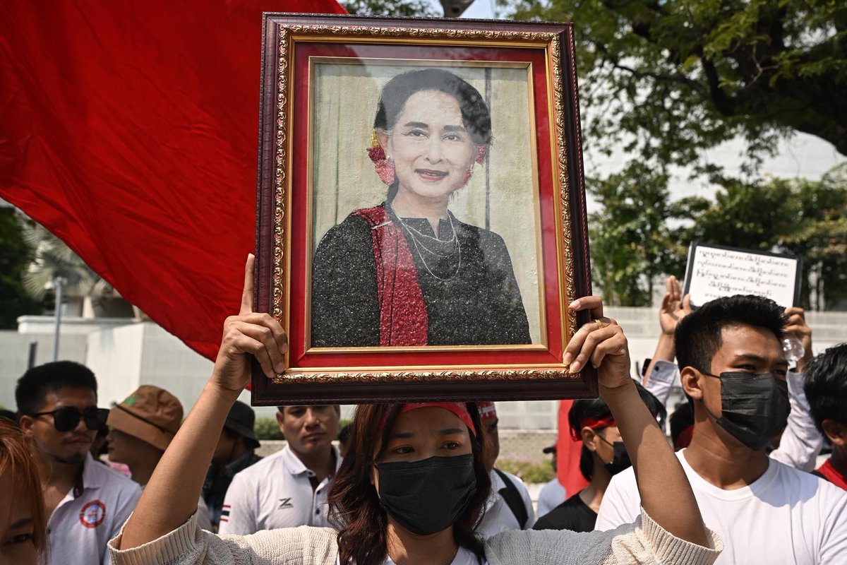 'De la prison à la résidence surveillée pour Aung San Suu Kyi en Birmanie. La démocratie bafouée, la lutte continue. #AungSanSuuKyi #Birmanie #DémocratieEnDanger'