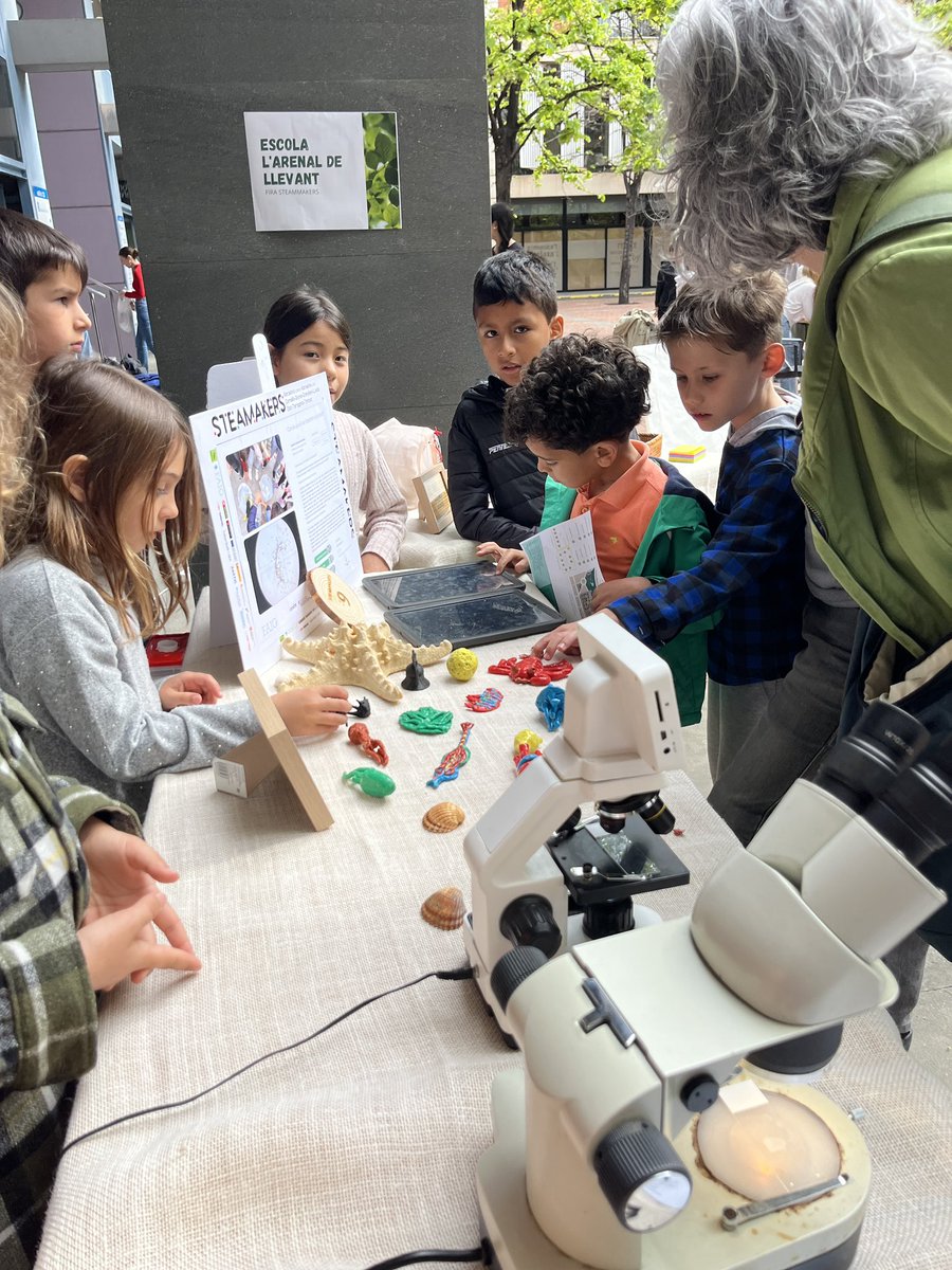 arenaldellevant's tweet image. Estem gaudim moltíssim de la Fira Faig. Mostrant tota la feina feta durant 6 mesos a escoles, instituts de Barcelona. Que orgullosos i orgulloses que ens sentim! #programafaig #tercer #plancton @cesirecat @JoanCuevas #firafaig