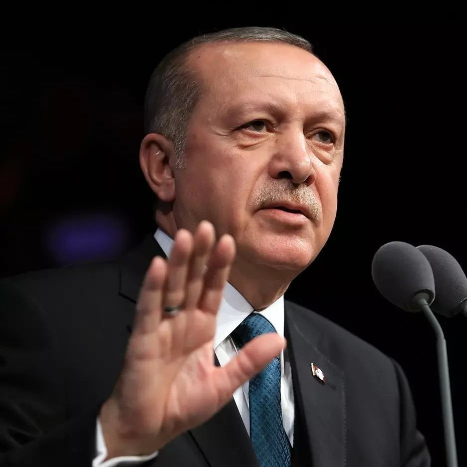 #SONDAKİKA Cumhurbaşkanı Erdoğan: 🔴Bunun bir yerel seçim olduğunu unutup şımaranlar, ülkeyi yöneteceklerini zanneden zavallılar! 🔴81 ilimizde tek bir iktidar vardır o da Cumhurbaşkanı ve kabinesidir.
