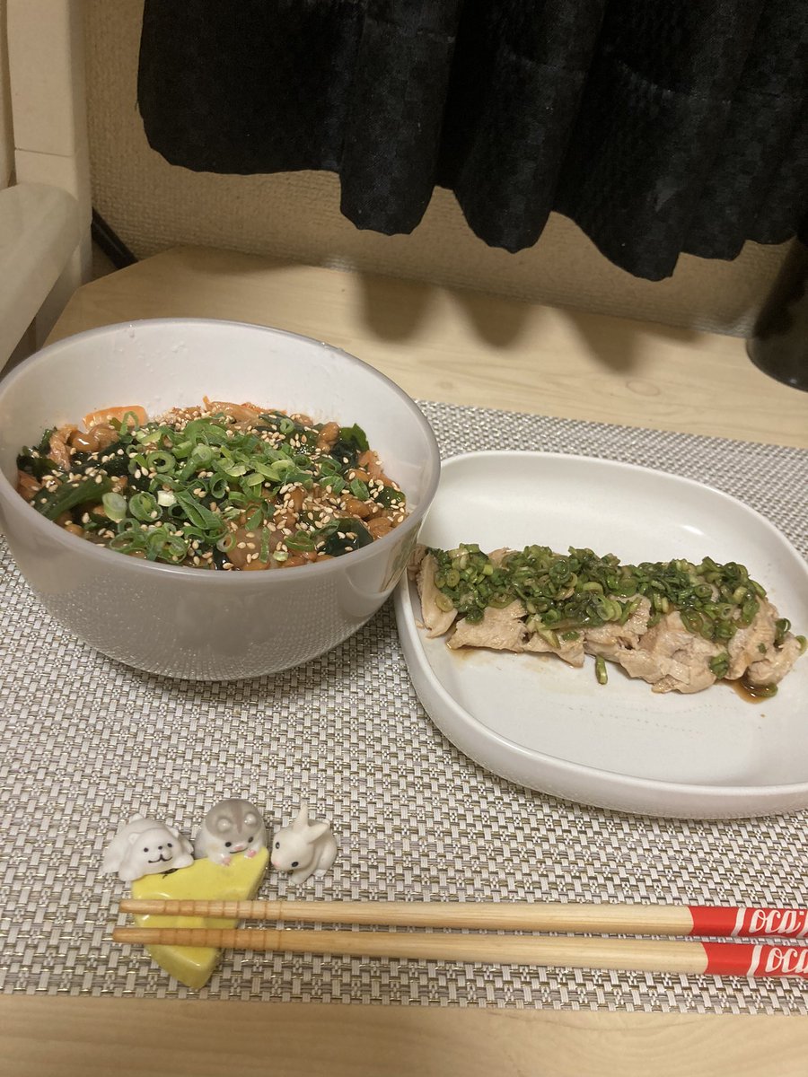 maamu315's tweet photo. みんな(ﾉ)ω(ヾ)ｺﾝﾊﾞﾝ…⸜(*ˊᗜˋ*)⸝ﾜﾝ♡
今日の晩御飯はワカメキムチ納豆ご飯と蒸し胸肉のネギぽんがけを作って食べたよΨ( 'ч' ☆)
見ての通りダイエット飯ですwww
めちゃくちゃ美味かった(*´﹃｀*)
 #まぁむごはん
 #たまのえさ
 #えんまご飯 https://t.co/BwMVcjE2ai