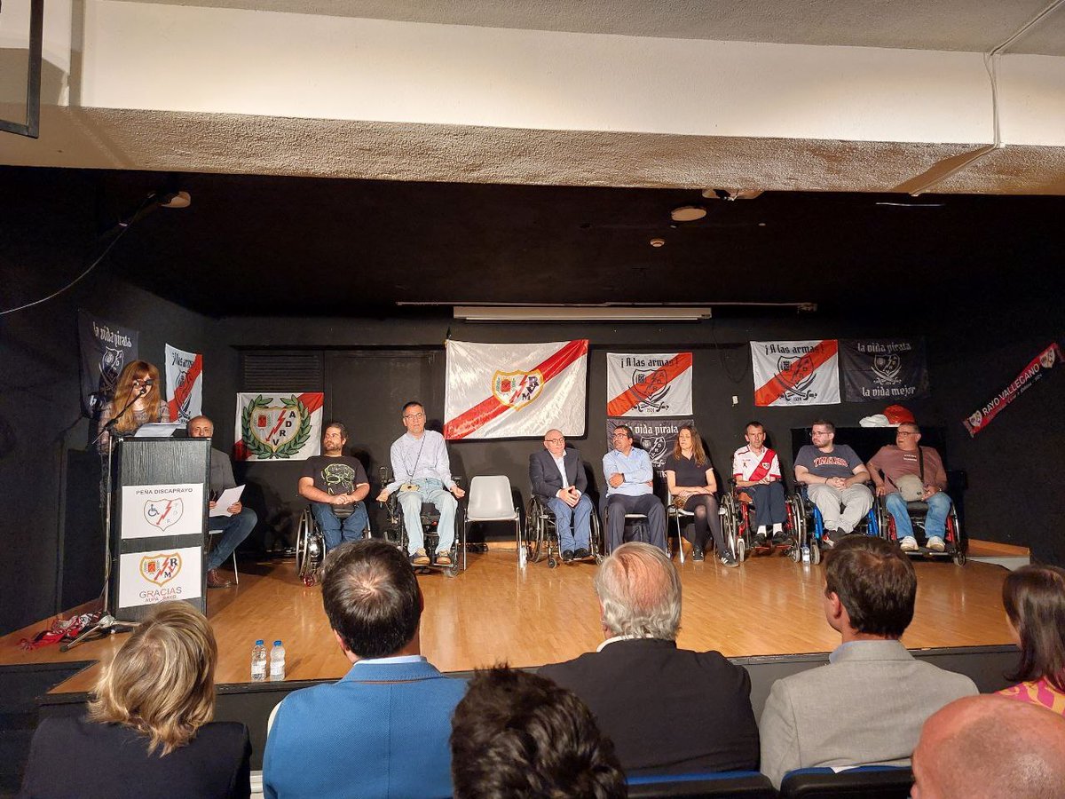 JMDpvallecas's tweet photo. ⚽Ayer se presentó la Peña Rayista #DiscapRayo, en el CC. Alberto Sánchez. Nace para defender los intereses de las personas con discapacidad que son aficionadas al Rayo

Desde la #JMDpuentedevallecas nos congratulamos por esta iniciativa. https://t.co/aIly1l4IHJ