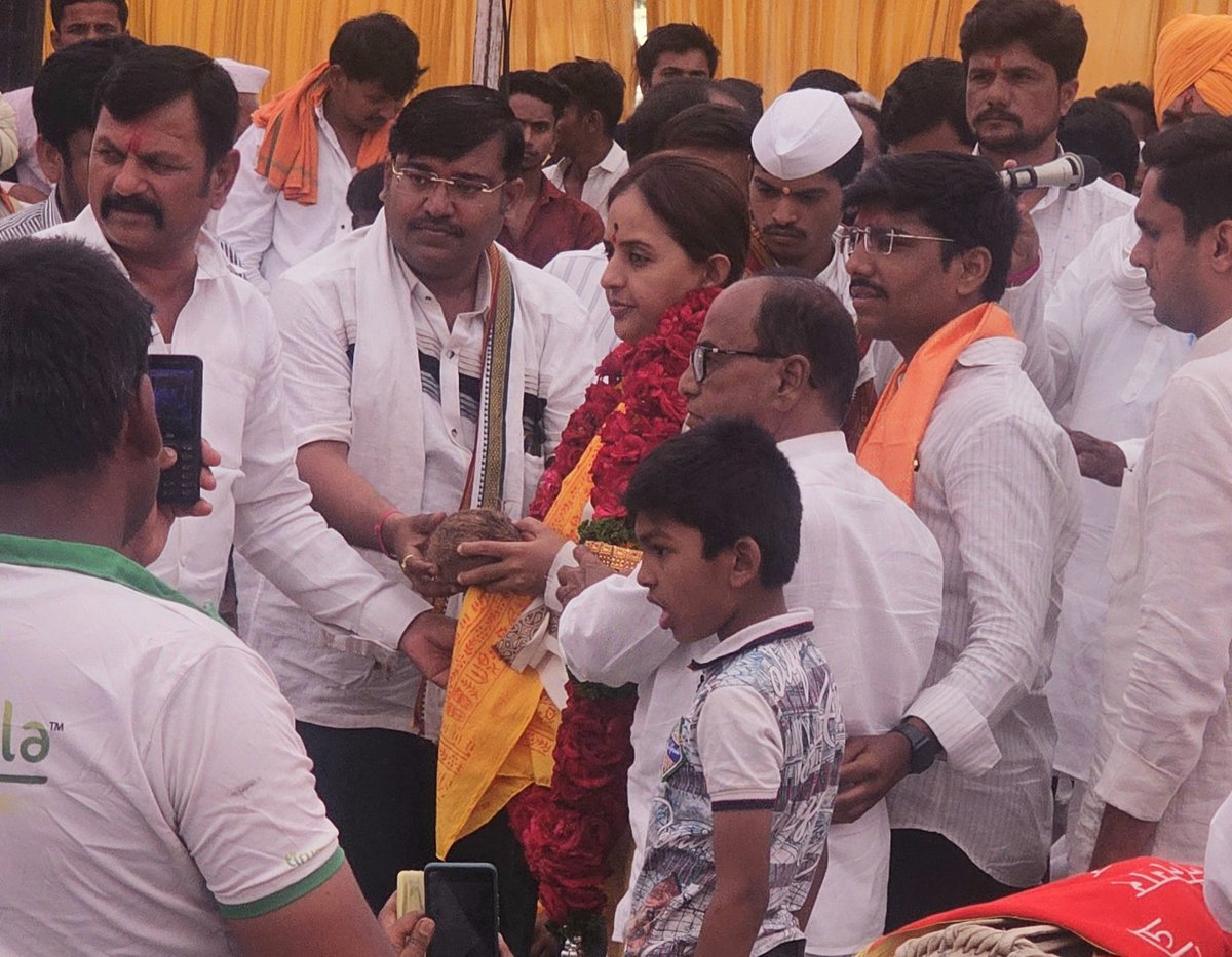 DrPritamMunde's tweet photo. आज श्रीराम नवमीच्या पावन उत्सवदिनी नेकनूर येथील श्रीराम मंदिरात मर्यादापुरुषोत्तम प्रभू श्रीरामांच्या दर्शनाचे भाग्य लाभले. याप्रसंगी नेकनूर येथील बंकटस्वामी संस्थानच्या अखंड हरीनाम सप्ताहास उपस्थित राहून पंचक्रोशीतून आलेल्या भाविकांशी संवाद साधला. https://t.co/zUqHLIvhl2
