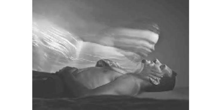 Varoluşsal buhranımın tek tesellisiydi belki benliğimin girdabının sınırında 
Seni arzulamak.  Ne korkakça ne de cesurca sadece kendi halinde bir hakikat yada yaşamama sebep bir sığınak. Her  neysede hazırım çarmıha geril geril gerilmeye, hazırım senin tufanında helak olmaya ...!