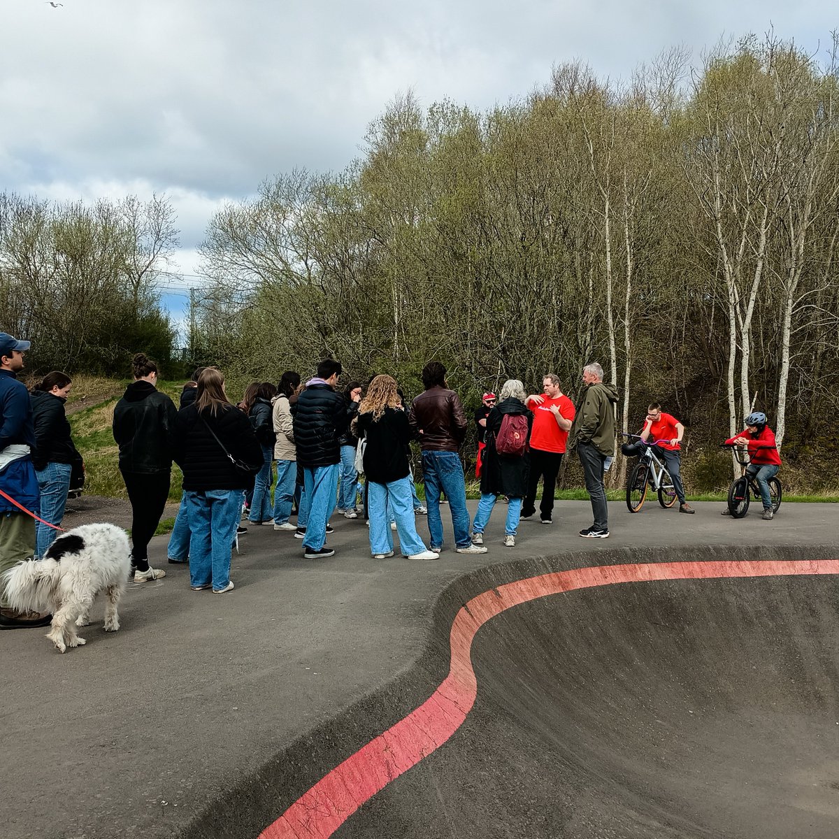 We were delighted to host a visit to Wishawhill Wood #pumptrack, Craigneuk yesterday with @socialtrackcic. This group of US students are studying at University of Copenhagen and were impressed with the transformation of this formerly vacant & derelict site. 🚲🤗
