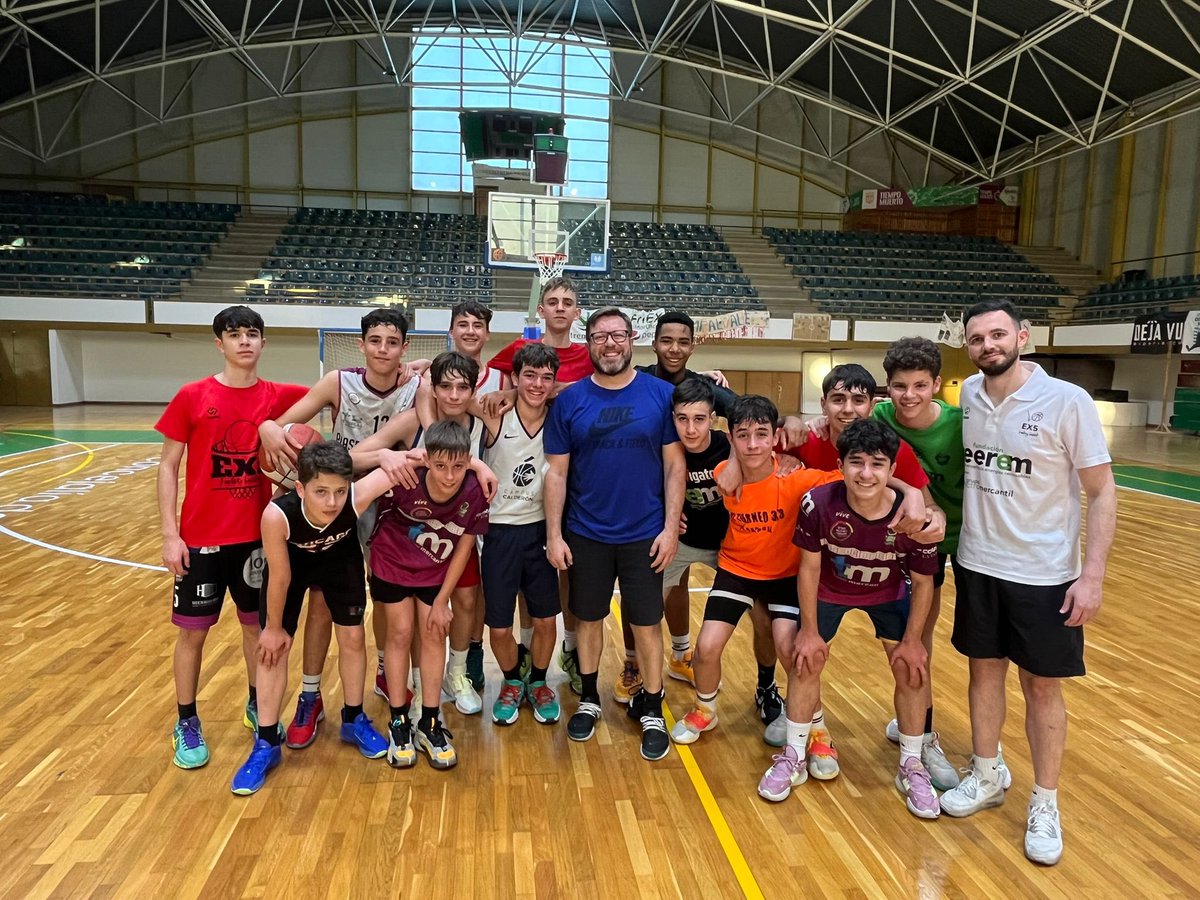CanteraSencia's tweet photo. Desde el club queremos dar las gracias a @robertoblanco33 , quien siempre será parte de la familia 💚💜 por sus maravillosos clinics y masterclass al infantil @electromercantil. 

Claves para seguir aprendiendo y mejorando. ¡Lo que han aprendido! 👏🏼🏀

¡Gracias por estos días! https://t.co/ByQCRssY4n