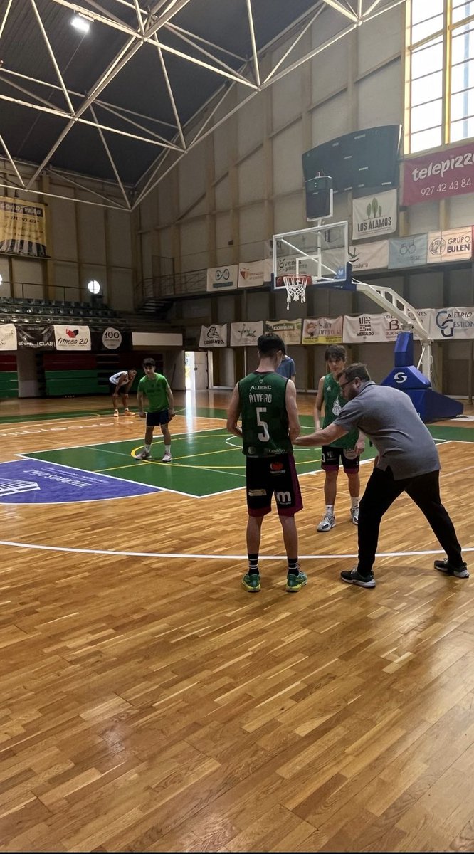 CanteraSencia's tweet photo. Desde el club queremos dar las gracias a @robertoblanco33 , quien siempre será parte de la familia 💚💜 por sus maravillosos clinics y masterclass al infantil @electromercantil. 

Claves para seguir aprendiendo y mejorando. ¡Lo que han aprendido! 👏🏼🏀

¡Gracias por estos días! https://t.co/ByQCRssY4n
